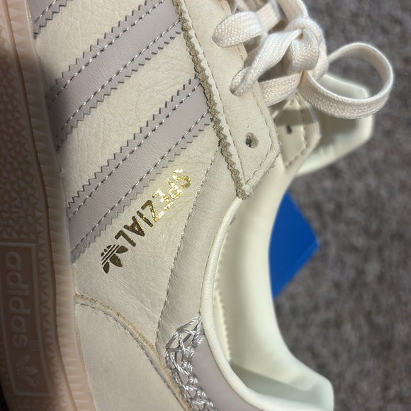 It fits big for me , it will fit for someone who wear 7w in adidas - Picture 4 of 6